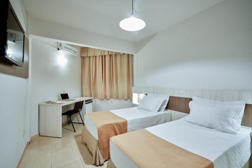 卡斯卡韦尔奎尔西亚海港酒店的酒店客房配有两张床和一张书桌