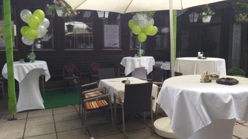 PittenGasthof Manhalter的几张桌子,上面有绿色和白色的气球