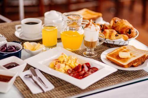利马丹尼尔公寓酒店的早餐盘,包括早餐食品和桌上的饮料