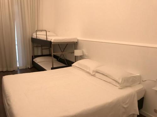 里米尼普林西DI皮埃蒙特酒店的一间卧室配有一张床和两张双层床。