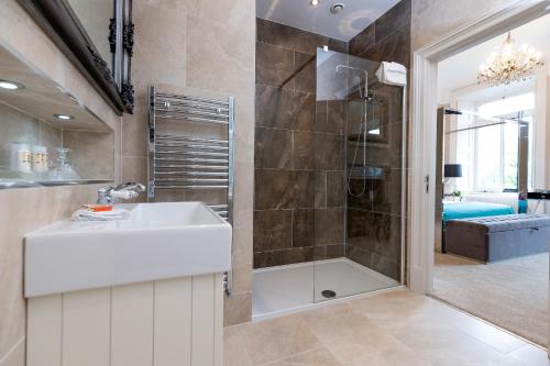 基尔肯尼基尔肯尼爱尔兰人酒店的浴室配有白色水槽和淋浴。