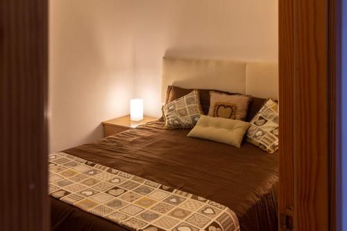 梅莱纳拉Apartamento a pie de playa的一间卧室配有带枕头的床