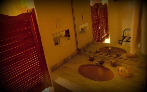 Tlaltizapán莫雷洛斯彼德拉斯索勒里斯酒店的一间带水槽和大镜子的浴室