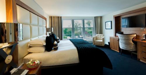 斯特灵科勒西奥酒店的酒店客房设有一张大床和一张书桌。