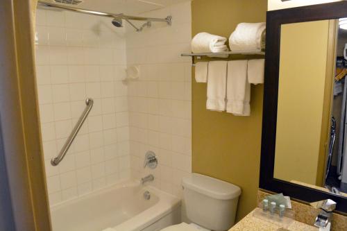 特勒斯特雷斯贝斯特韦斯特酒店的带浴缸、卫生间和盥洗盆的浴室