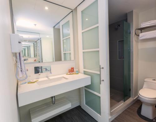 卡塔赫纳科拉莱斯德印迪亚斯GHL酒店的一间带水槽和卫生间的浴室