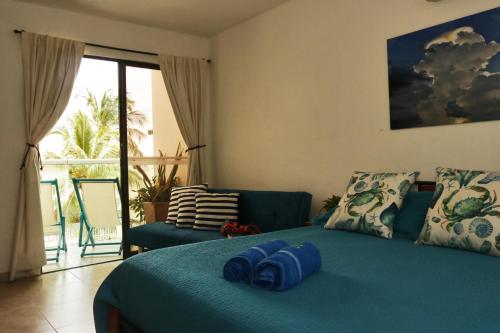 圣玛尔塔Casa de Mony的一间卧室设有蓝色的床和一个阳台