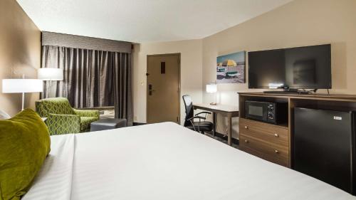 弗吉尼亚海滩贝斯特韦斯特中心酒店的配有一张床和一台平面电视的酒店客房