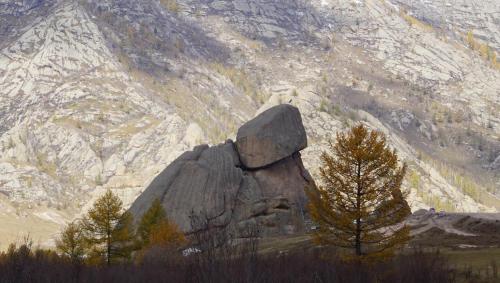 Nalayh我的蒙古环保蒙古包露营地的山前的大岩石