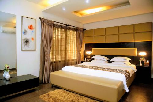 达卡Galesia Hotel & Resort的一间卧室,卧室内配有一张大床