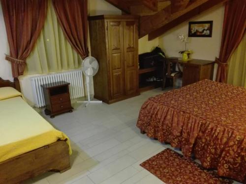 VerrayesAffittacamere Les Noyers的酒店客房设有两张床和壁炉