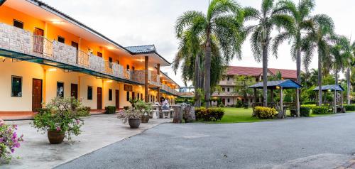 邦盛PN Gold Resort的棕榈树庭院和建筑