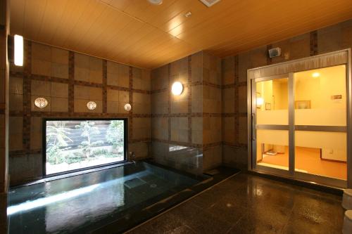 烧津市烧津因特驿前酒店的空房间,房间中间有一个游泳池
