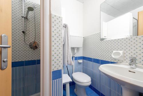 马尔切西内马切尔西涅酒店的蓝色和白色的浴室设有卫生间和水槽