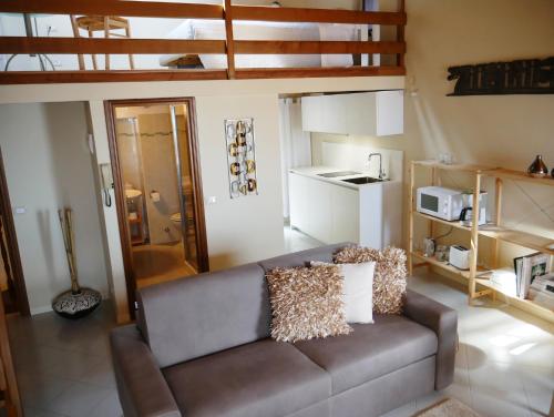 利莫内-苏尔加达Appartamenti Ca' nei Vicoli的带沙发的客厅和厨房