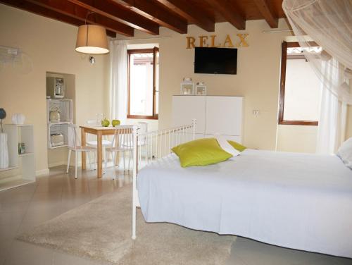 利莫内-苏尔加达Appartamenti Ca' nei Vicoli的卧室配有白色的床和桌子