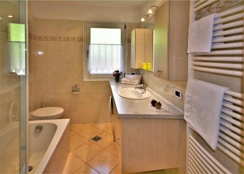 奥蒂塞伊Apartment Larjëi的浴室配有盥洗盆、卫生间和浴缸。