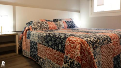 萨里亚dp85 Apartamentos的一间卧室配有床,床上装有被子