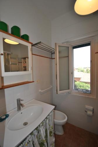 波梅齐亚Vigna Licia的一间带水槽和卫生间的浴室以及窗户。