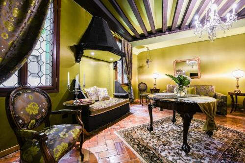 威尼斯埃尔凯鲁比尼旅馆的客厅配有沙发和桌子