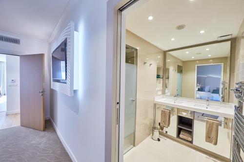 阿尔宗Appartements La Cigale的一间带两个盥洗盆和大镜子的浴室