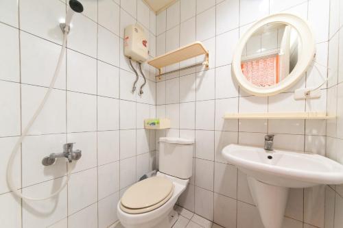 台中市逢甲客居的白色的浴室设有卫生间和水槽。