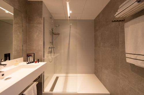 蒙特-圣-奥博特弗洛雷亚尔美景酒店的带淋浴和盥洗盆的浴室