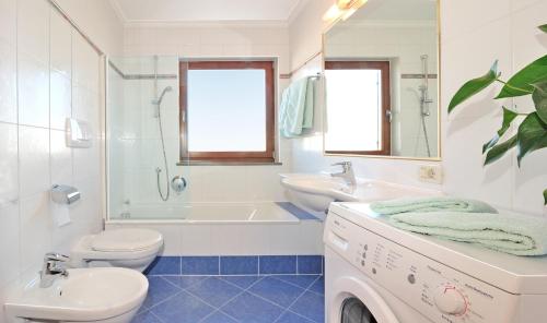 卡斯特尔罗托Apartment Gertrud的浴室配有盥洗盆、卫生间和浴缸。
