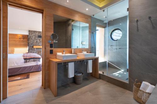 巴拉斯港Hotel AWA的一间带两个盥洗盆和淋浴的浴室
