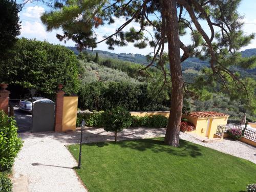塞拉瓦莱皮斯托耶塞Agriturismo Villa Bracali的山景花园