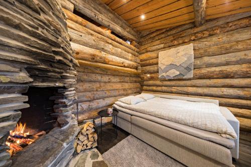 鲁卡UnelmaKaukelo的小木屋内的卧室设有壁炉
