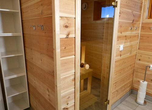 MikkelvikaMikkelvik Brygge的步入式淋浴设有木墙和木头