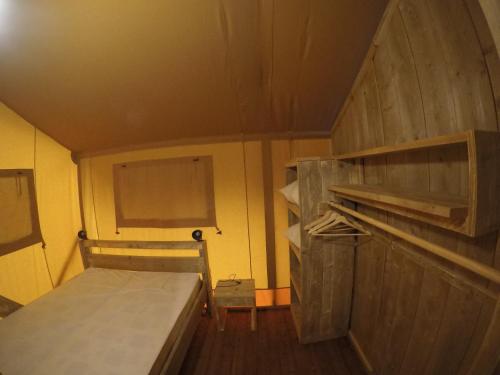 古奥巴蒂达特Càmping Parc Gualba的小房间设有床和木架