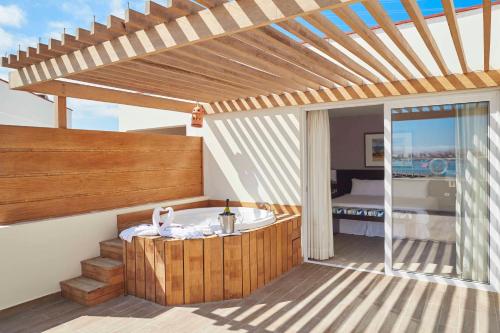 帕拉卡斯阿兰瓦帕拉卡斯酒店的带浴缸的浴室和卧室