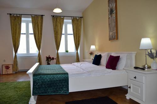 布拉索夫Casa Krone - Piața Sfatului的卧室设有白色大床和窗户。