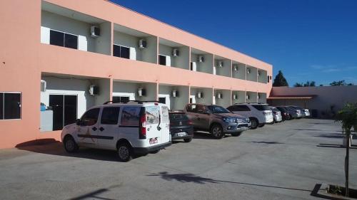北茹阿泽鲁Pousada Aerogrill的停车场,停车场停在大楼前