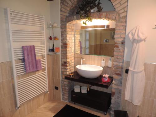 瓦雷泽Feeling at Home - Varese Apartment的一间带水槽和镜子的浴室