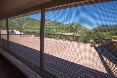 卡本代尔Brettelberg Slopeside Condos C4的山景窗户