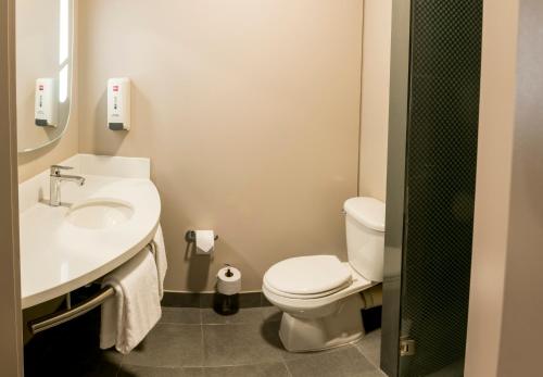 阿帕尔塔多ibis Apartado的浴室配有白色卫生间和盥洗盆。