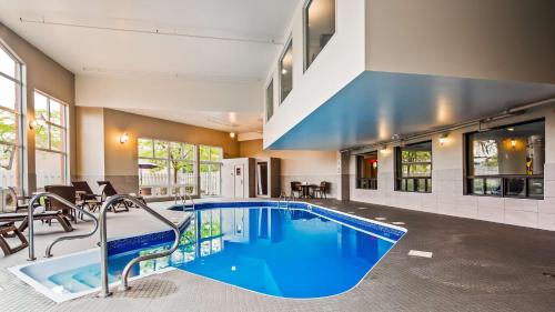 布罗瑟德Best Western Hotel Brossard的大楼里一个蓝色的大泳池