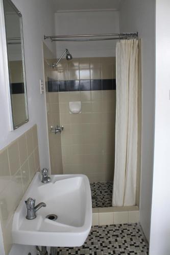 楠伯南博海滨汽车旅馆的一间带水槽和淋浴的浴室