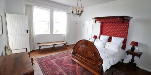 阿尔弗雷德港Cumberland House的一间卧室配有一张大床和红色床头板