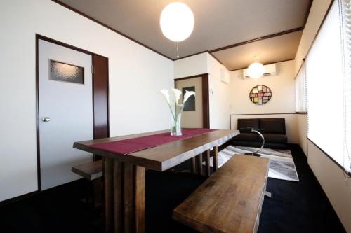 箱根Hakone No Yado的一间带木桌和长凳的用餐室