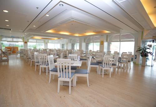 香港银矿湾渡假酒店的宴会厅配有白色的桌子和白色的椅子