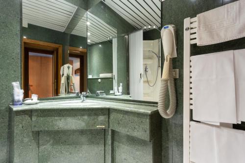 斯佩洛艾尔伯格伊尔卡夏托雷酒店的一间带水槽和大镜子的浴室