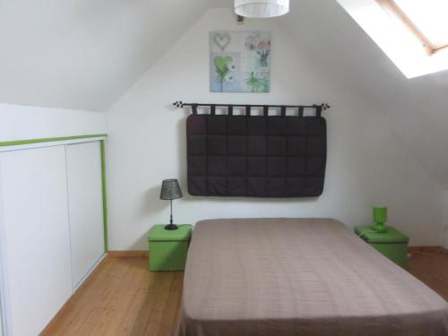 BosvilleLe Bosvillais的卧室配有一张床,墙上设有黑板