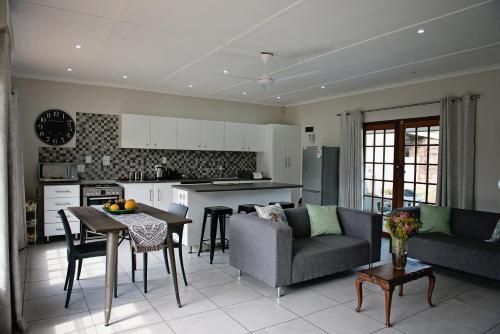 Mtubatuba870 on Riverview Drive的厨房以及带沙发和桌子的客厅。