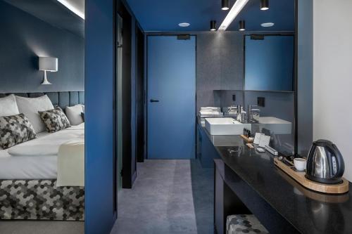 布拉格Urban Creme的酒店客房设有一张床、两个水槽和一间浴室