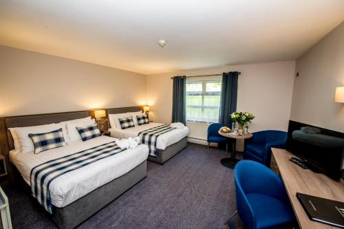 伦敦德里沃特伏特酒店的酒店客房设有两张床和电视。