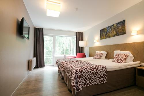 沃鲁库比亚自然Spa酒店的酒店客房设有床和窗户。